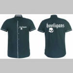 Hooligans p&aacute;nska čierna hrub&scaron;ia ko&scaron;ela na gomb&iacute;ky s kr&aacute;tkym ruk&aacute;vom a old school k&aacute;rovan&yacute;mi modrobieločerven&yacute;mi lemami s tlačen&yacute;m logom 100%bavlna posledn&eacute; kusy!!!